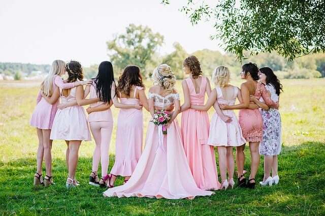 How to Offer Your Wedding Party Non-Matching Outfits