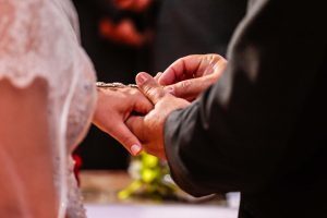 Decor Ideas That Warm Up Your Indoor Ceremony